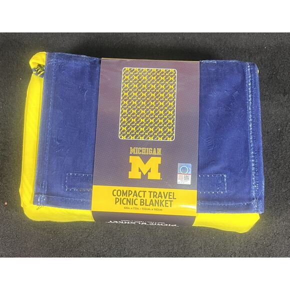 UNIVERSITY OF MICHIGAN‎ WOLVERINES Compact Travel Picnic Blanket 60 X 72 NEW - Picture 1 of 2